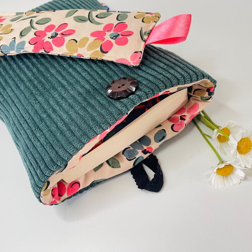 Pochette livre tissu molletonnée fermeture par un bouton, housse protection livre format poche. velours côtelé vert et tissu fleurs