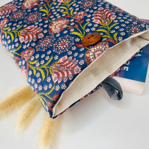 Pochette à livre en tissu fleuri – housse de protection doublée et molletonnée – cadeau original pour lecteur