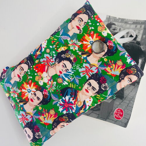 Pochette livre tissu molletonnée fermeture par un bouton, housse protection livre .  frida kahlo