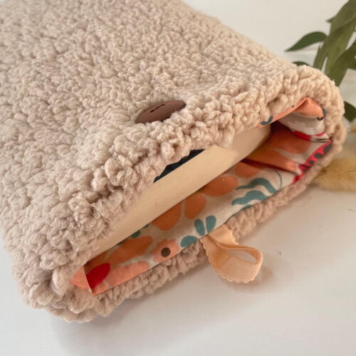 Pochette livre tissu molletonnée fermeture par un bouton, housse protection livre format poche. moumoute sherpa écru et fleurs