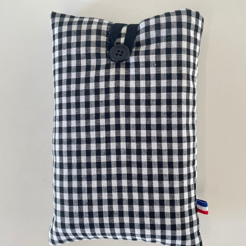 Pochette livre tissu molletonnée fermeture par un bouton, housse protection livre format poche.