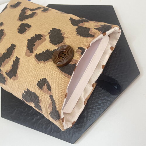 Pochette livre tissu molletonnée fermeture par un bouton, housse protection livre broché et poche. léopard, graou