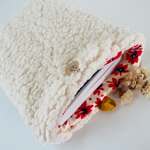 Pochette livre tissu molletonnée fermeture par un bouton, housse protection livre format poche. moumoute sherpa écru et fleurs