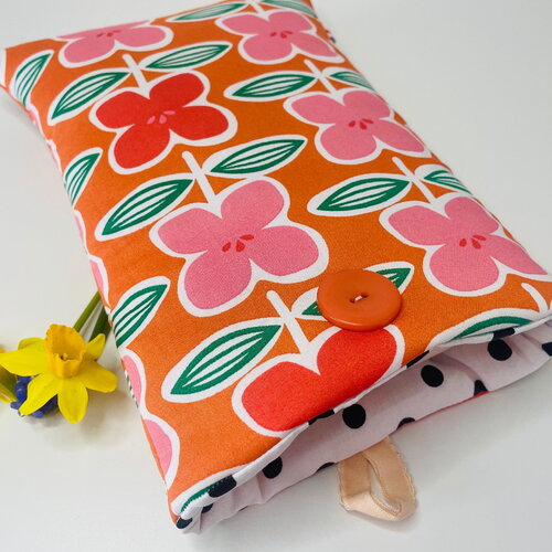 Pochette livre tissu molletonnée fermeture par un bouton, housse protection livre . fleurs  vintage