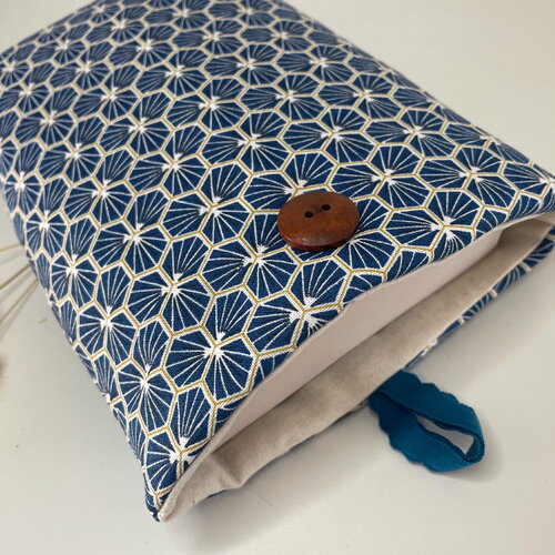 Pochette livre tissu molletonnée fermeture par un bouton, housse protection livre format poche. en coton géométrie japonaise bleue