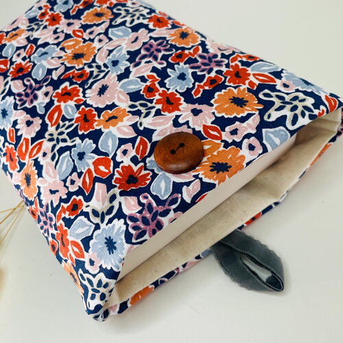 Pochette livre tissu molletonnée fermeture par un bouton, housse protection livre format poche. en coton fleuris