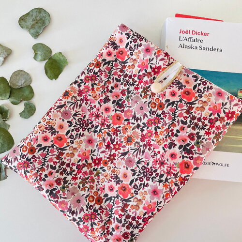 Pochette livre tissu molletonnée fermeture par un bouton, housse protection livre format broché . petites fleurs.