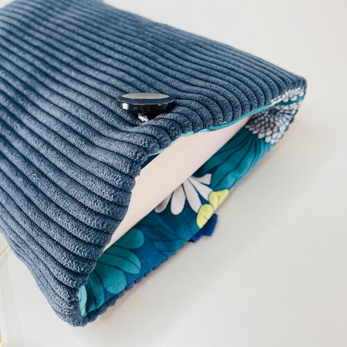 Pochette livre tissu molletonnée fermeture par un bouton, housse protection livre format poche. velours côtelé bleu marine
