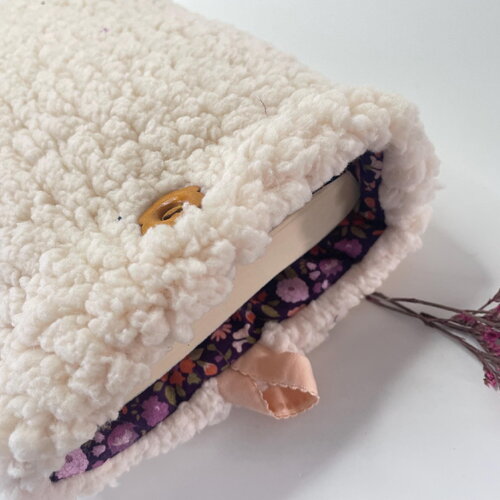 Pochette livre tissu molletonnée fermeture par un bouton, housse protection livre format poche. moumoute sherpa écru