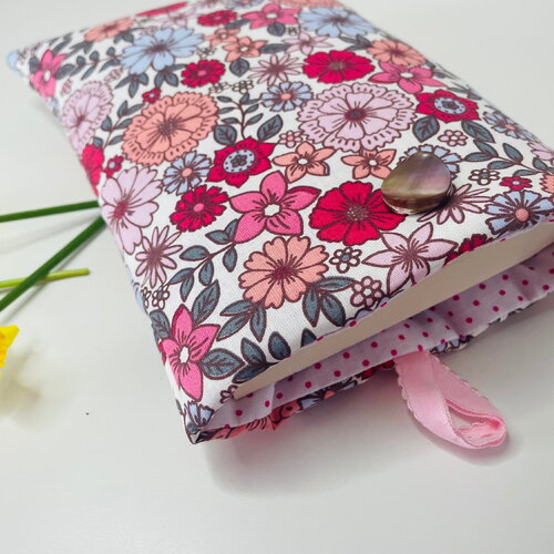 Pochette livre tissu molletonnée fermeture par un bouton, housse protection livre .  multi fleurs