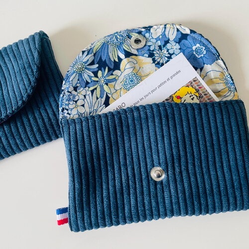 Porte cartes en velours côtelé bleu marine et coton fleuri