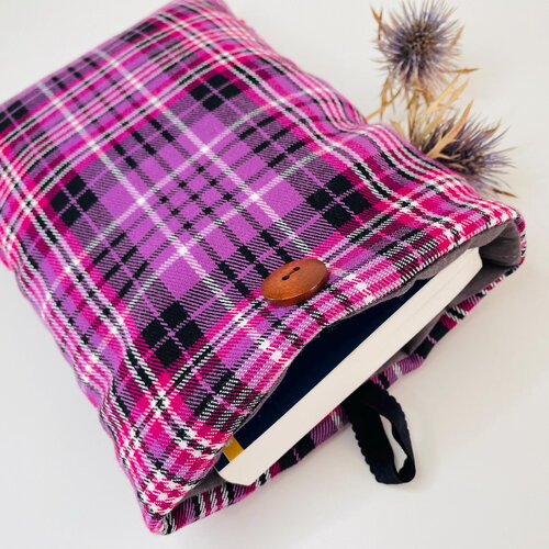 Pochette livre tissu molletonnée fermeture par un bouton, housse protection . tartan violet/rose