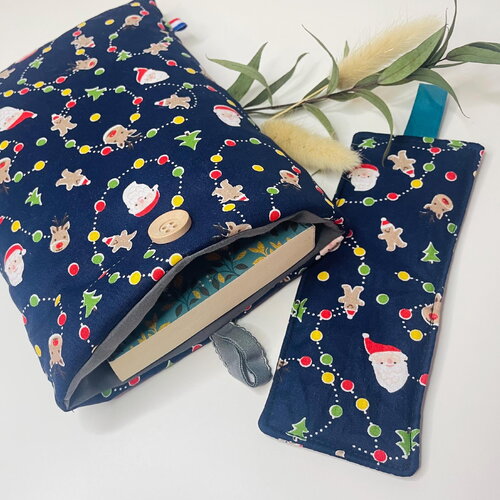 Pochette livre tissu molletonnée fermeture par un bouton, housse protection livre . coton fleurs coquelicot