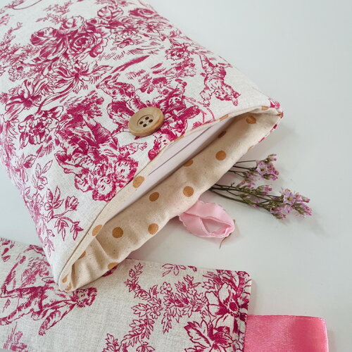 Pochette livre tissu molletonnée fermeture par un bouton, housse protection livre . toile de jouy