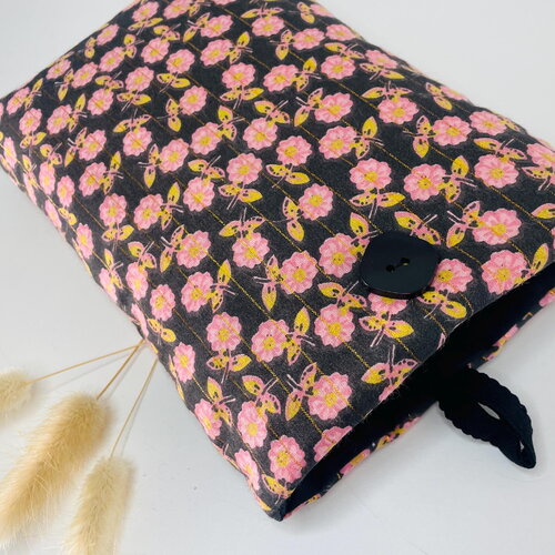 Pochette livre tissu molletonnée fermeture par un bouton, housse protection livre format poche. coton noir avec fleurs claires tendre
