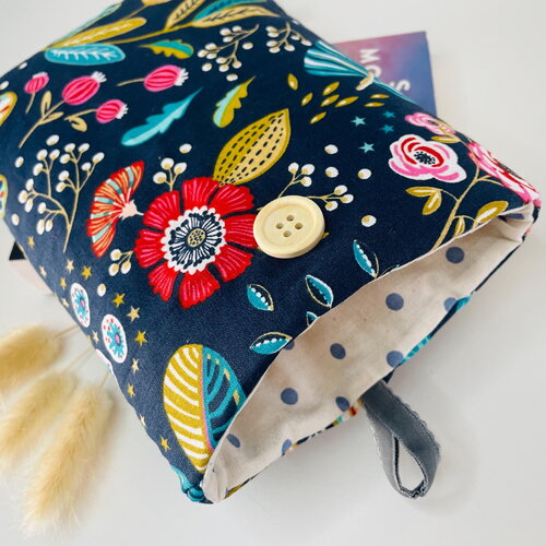 Pochette livre tissu molletonnée fermeture par un bouton, housse protection livre format poche. coton bleu marine avec fleurs du soir