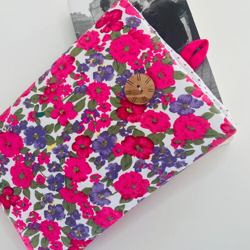 Pochette livre tissu molletonnée fermeture par un bouton, housse protection livre. fleurs rose