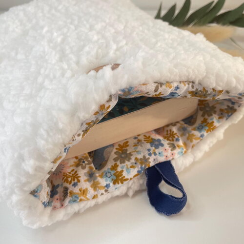 Pochette livre tissu molletonnée fermeture par un bouton, housse protection livre format poche. moumoute sherpa blanc coton oiseaux
