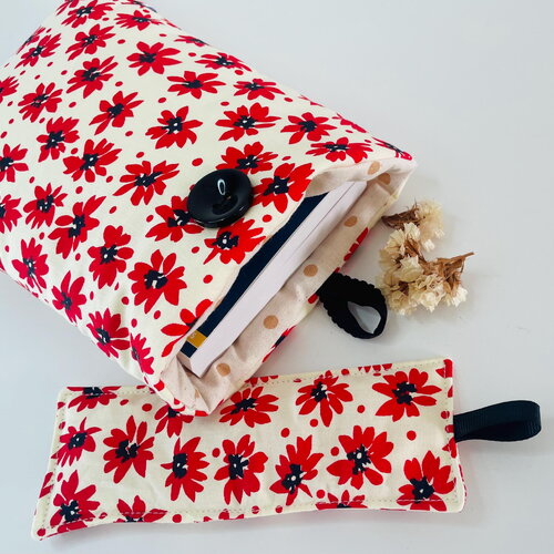 Pochette livre tissu molletonnée fermeture par un bouton, housse protection livre . coton fleurs coquelicot