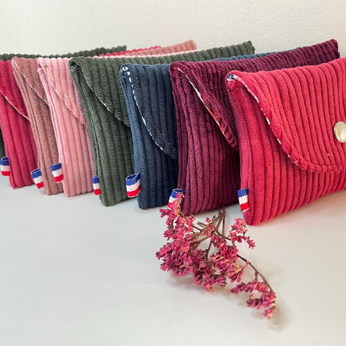 Porte-cartes en velours côtelé avec intérieur en coton imprimé.