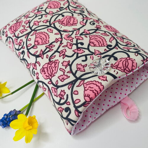 Pochette livre tissu molletonnée fermeture par un bouton, housse protection livre .  new delhi