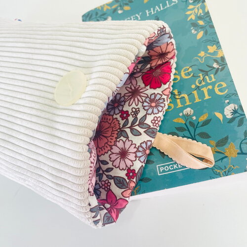 Pochette livre tissu molletonnée fermeture par un bouton, housse protection livre format poche. velours côtelé blanc cassé