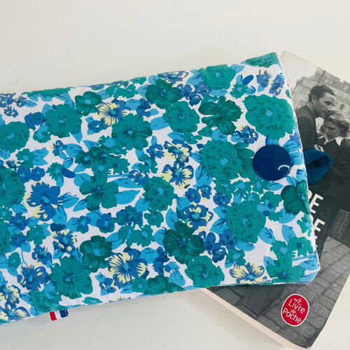 Pochette livre tissu molletonnée fermeture par un bouton, housse protection livre. fleurs bleues
