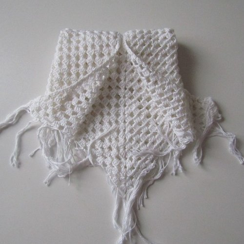 Châle au crochet pour bébé réalisé en coton