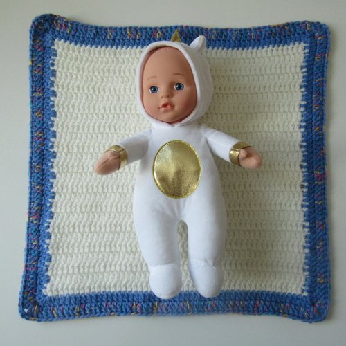 Couverture au crochet et sa poupée licorne