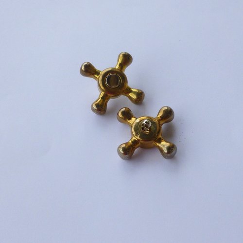 2 boutons  métal doré 40mm forme gouvernail