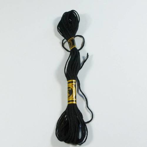 Réf.107- échevette noire fil à broder  8m