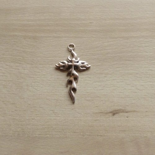 Croix pendentif en métal argenté  70mm
