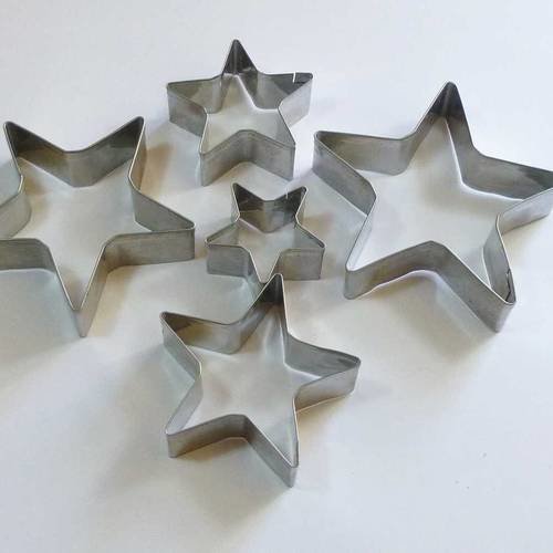5 moules étoile en métal,  80mm, 70mm, 57mm, 47mm, 35mm 