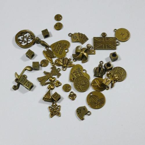 40 pendentifs divers en métal couleur bronze, de 8 à 30mm 