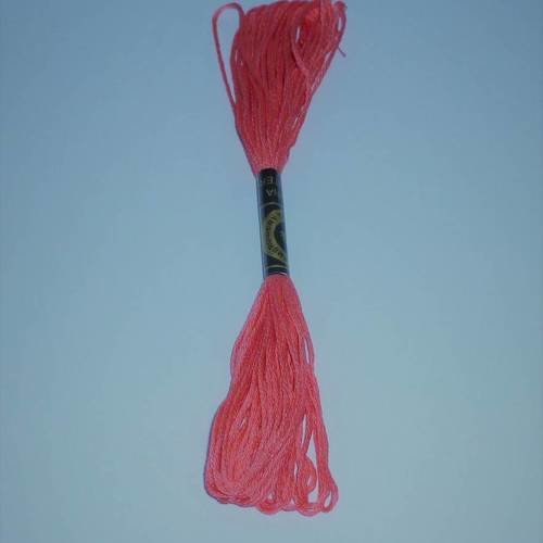 Réf.246- échevette rouge rosé fil à broder longueur 8m