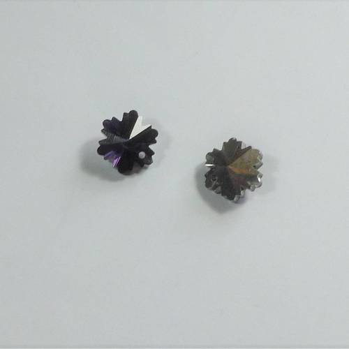 Réf.2  2 pendentifs fleurs, en verre, couleur violet, diamètre 15mm