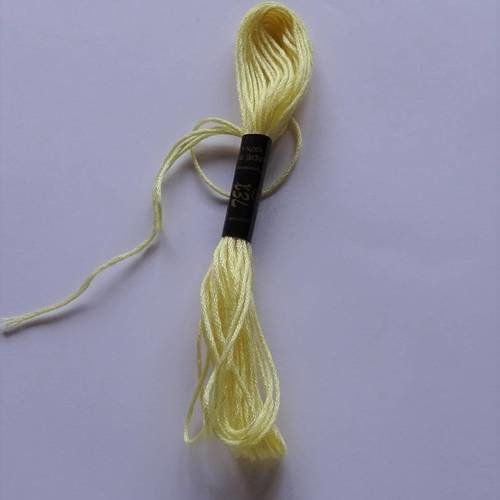 Réf.225 - échevette dmc, jaune pastel, fil à broder longueur 8m