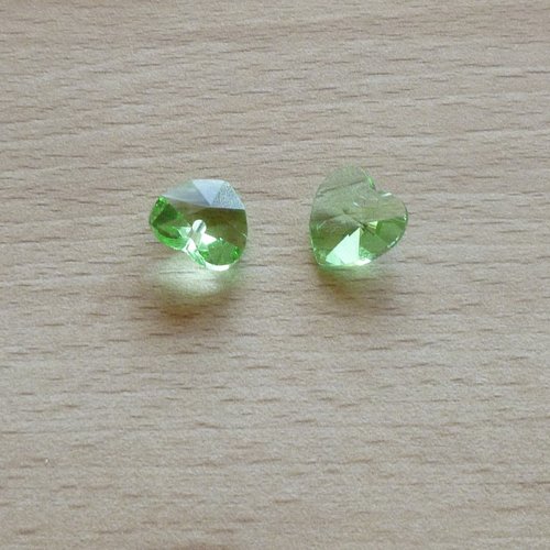 2 pendentifs coeur en verre à facettes vert clair  14x14mm