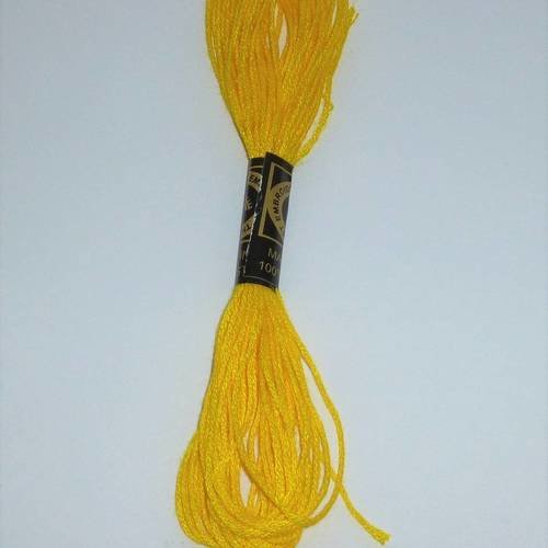 Réf.255 - échevette jaune fil à broder longueur 8m