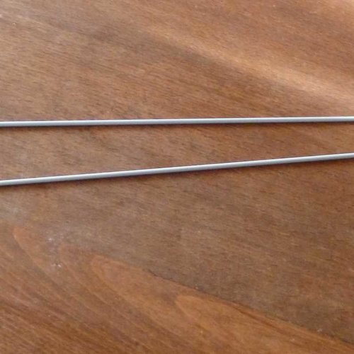 Deux aiguilles à tricoter longueur 29,5cm n° 2 en métal 