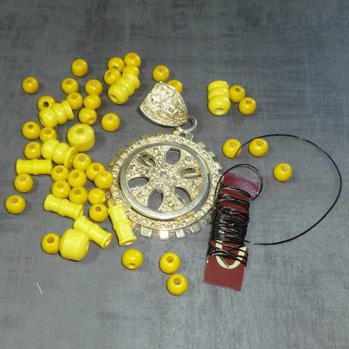 Kit collier avec pendentif en métal et perles en bois jaunes