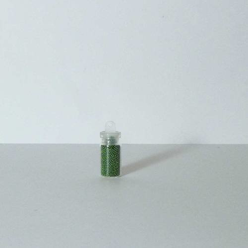 Pendentif fiole remplie de perles vert hauteur 27mm