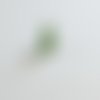 Pendentif fiole remplie de perles couleur vert clair, hauteur 27mm