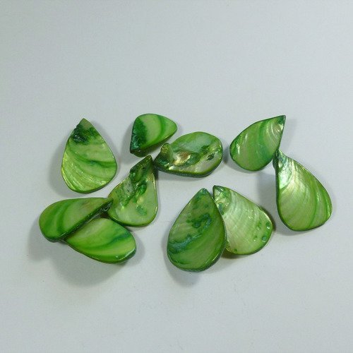 20 pendentifs coquillages vert et blanc nacré  de 31 à 37mm