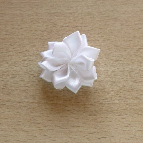 Fleur en tissu blanc satiné 37mm