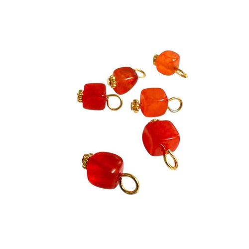 Dix pendentifs d'agate naturelle, forme cubique, pg376