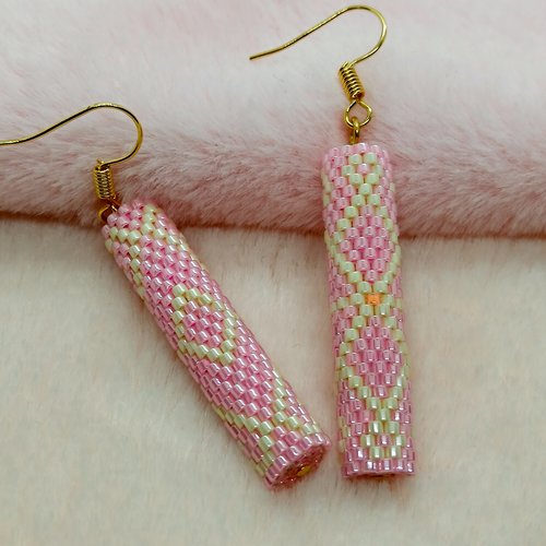 Boucles d'oreilles en perles rose et jaune pâle.