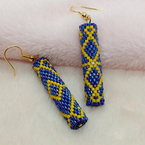 Boucles d'oreilles en perles bleu marine et jaune.