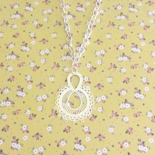 Collier en chaîne avec pendentif chandelier