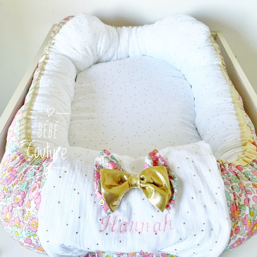 Baby nest / réducteur de lit / cocoon personnalisé tissu liberty / gaze blanche pois doré / minky blanc déco noeud doré